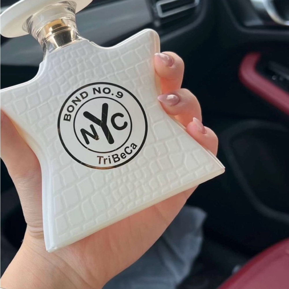 Bond No.9 New York TriBeCa White and Gold Bottle